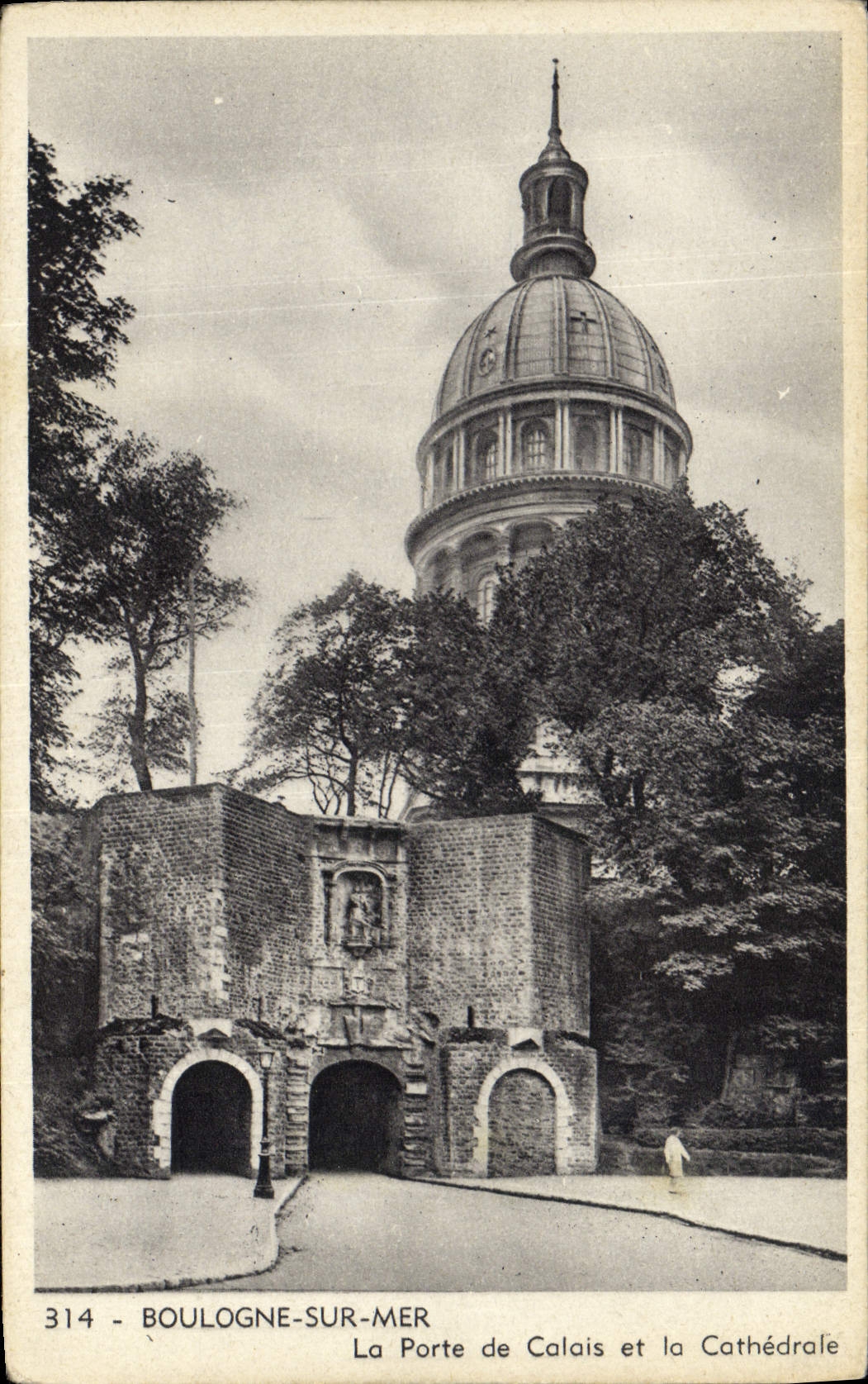 CPA Boulogne Sur Mer La Porte De Calais Et La Cathedrale