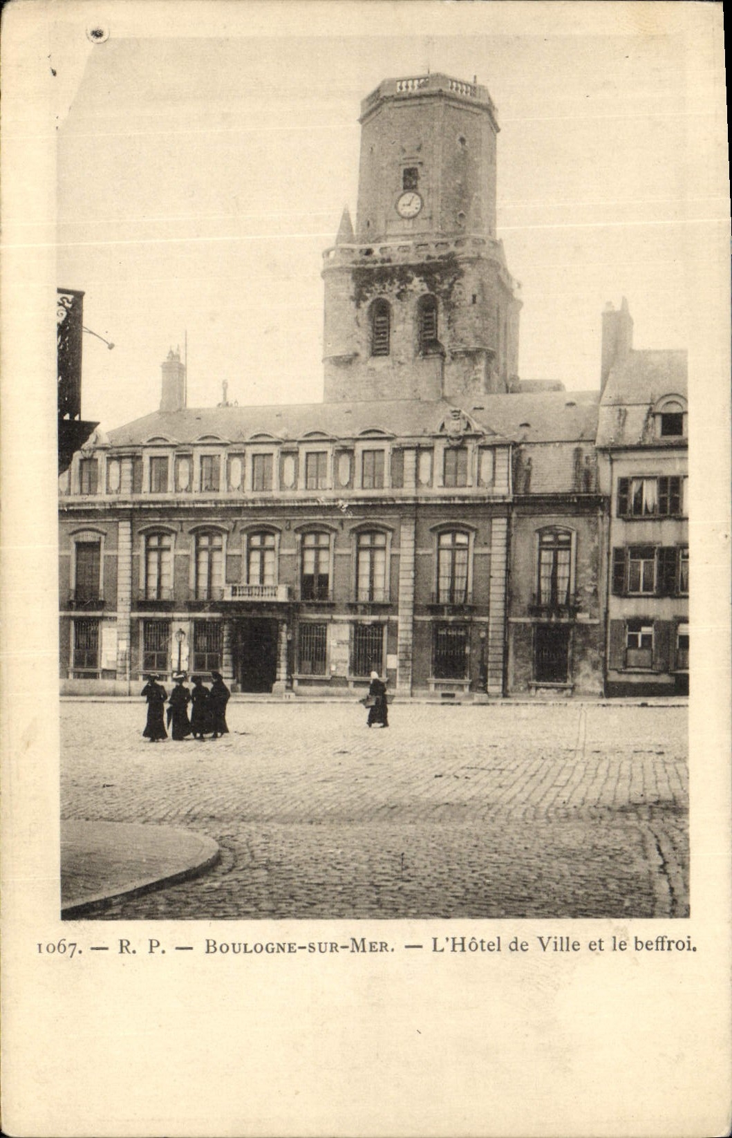 CPA Boulogne Sur Mer L'Hotel De Ville Et Le Beffroi