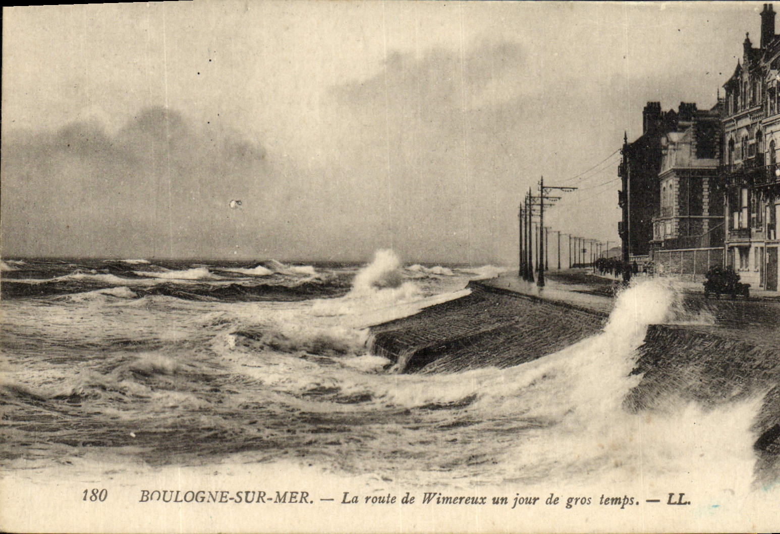 CPA Boulogne Sur Mer La Route De Wimereux Un Jour De Gros Temps