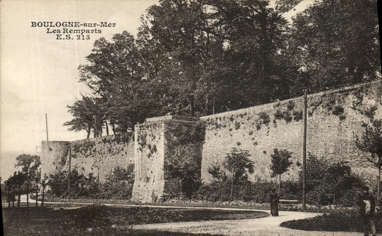VINTAGE POSTCARD Boulogne On Sea Walls