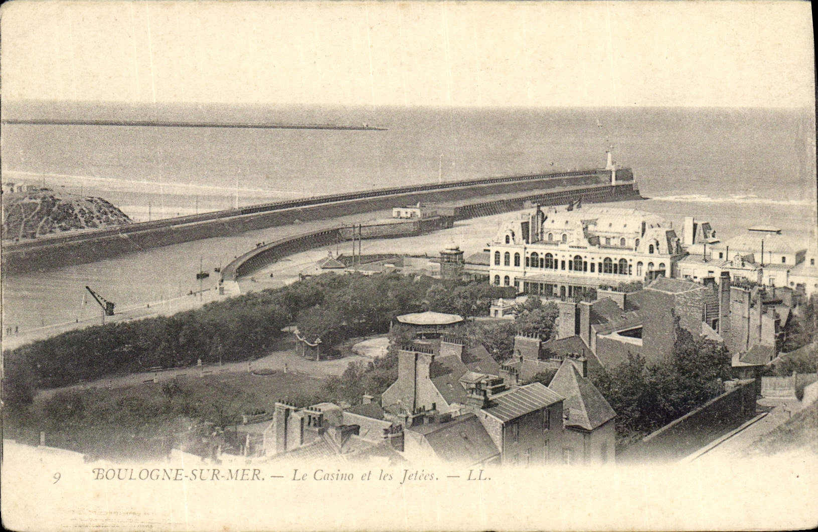 CPA Boulogne Sur Mer Le Casino Et Les Jetees
