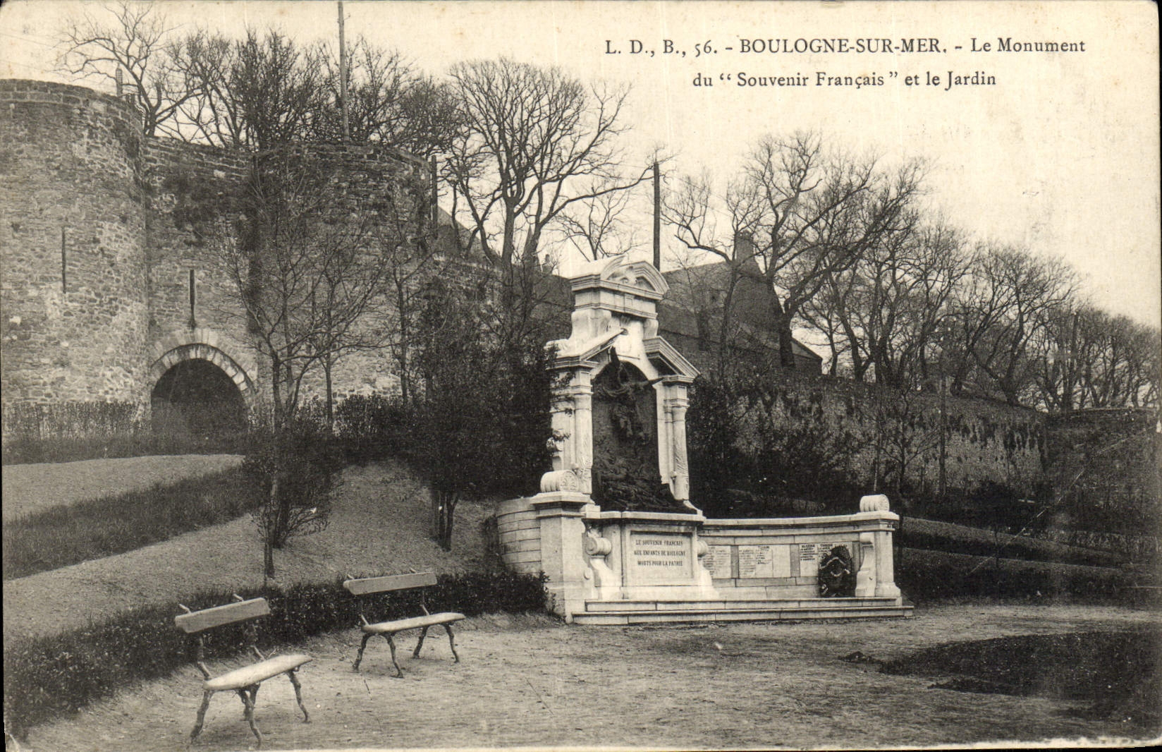 CPA Boulogne Sur Mer Le Monument Du Souvenir Francois Et Le Jardin