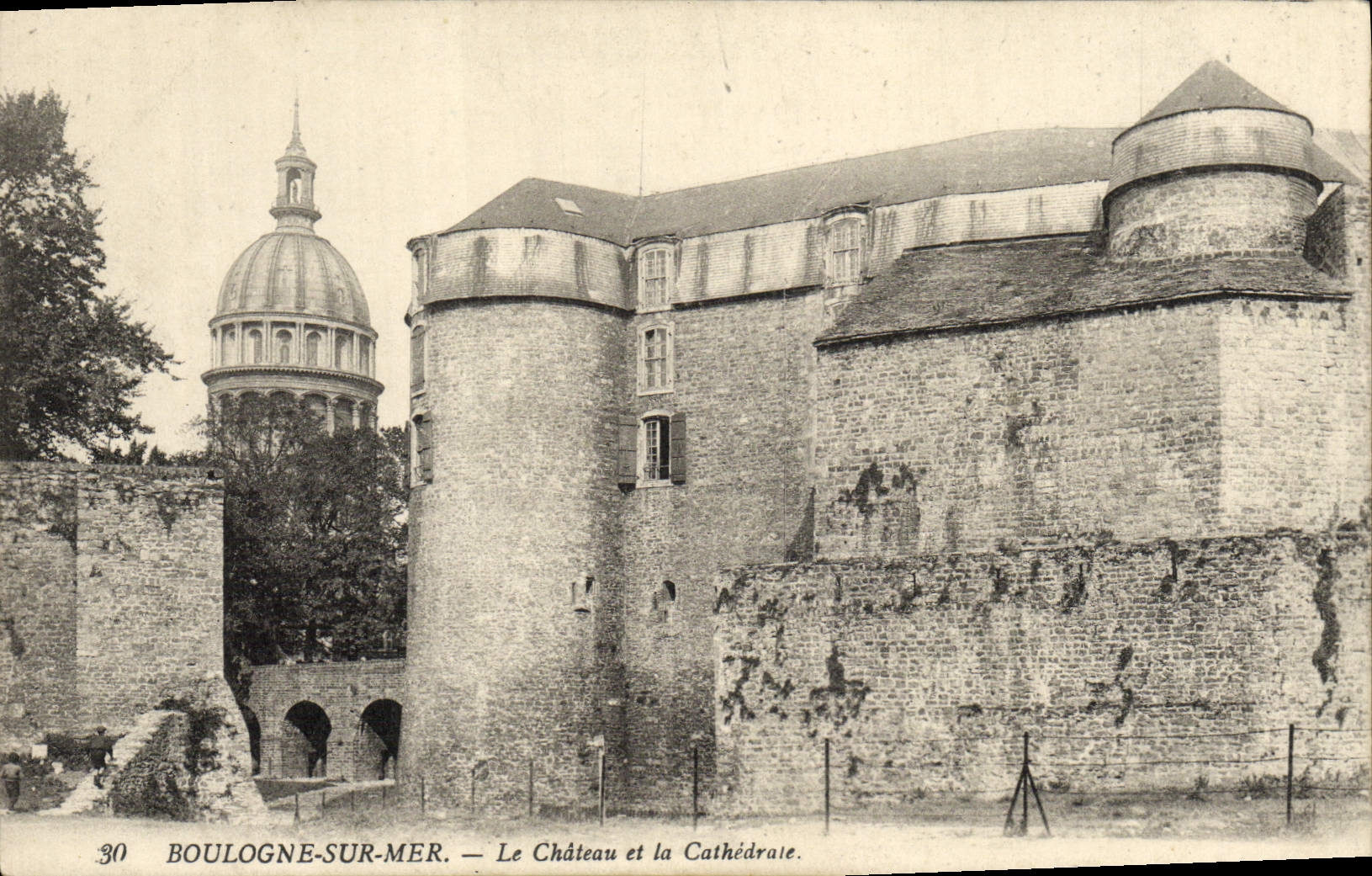 CPA Boulogne Sur Mer Le chateau Et La Cathedrale