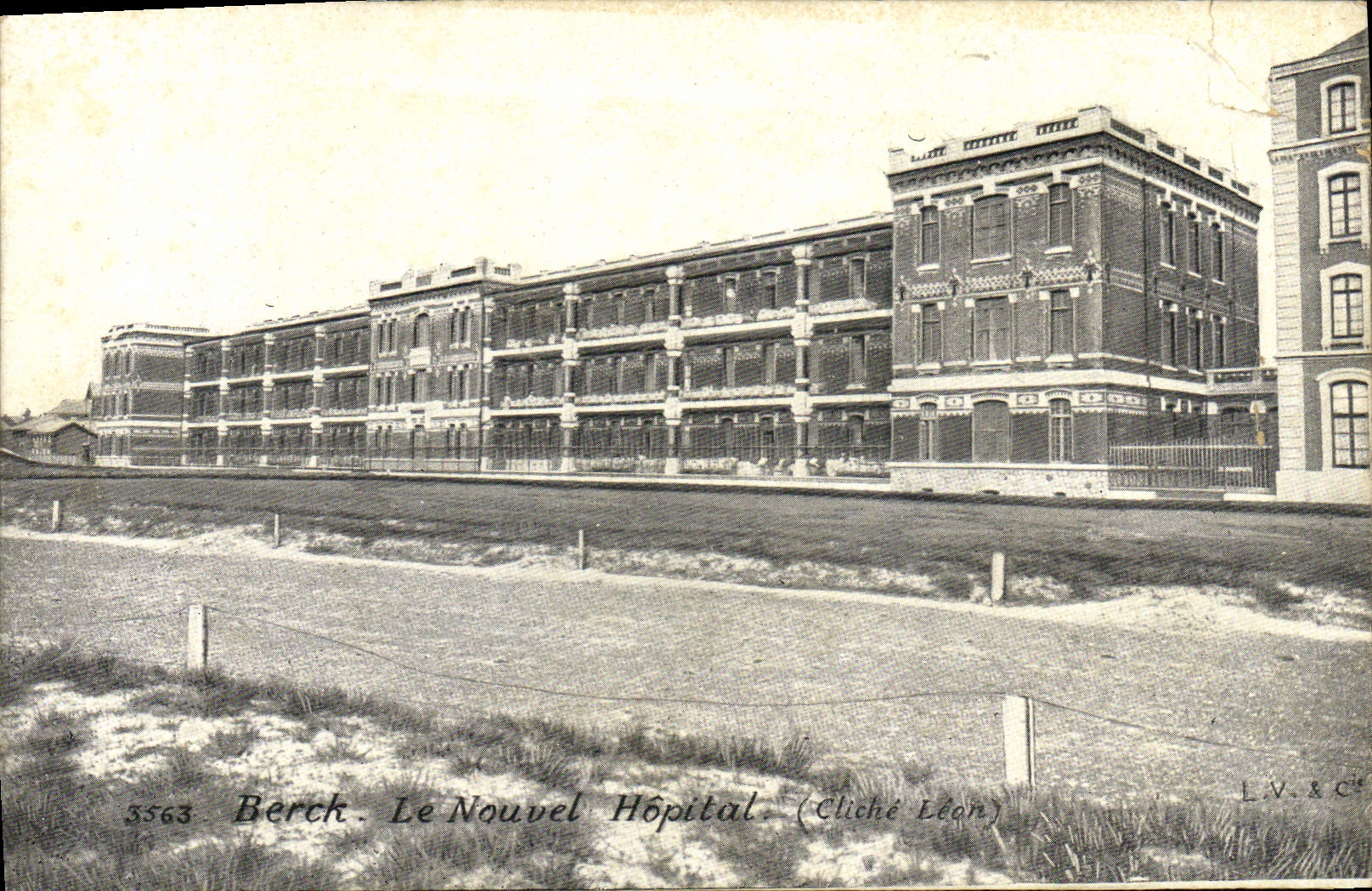VINTAGE POSTCARD Berck the New Hospital