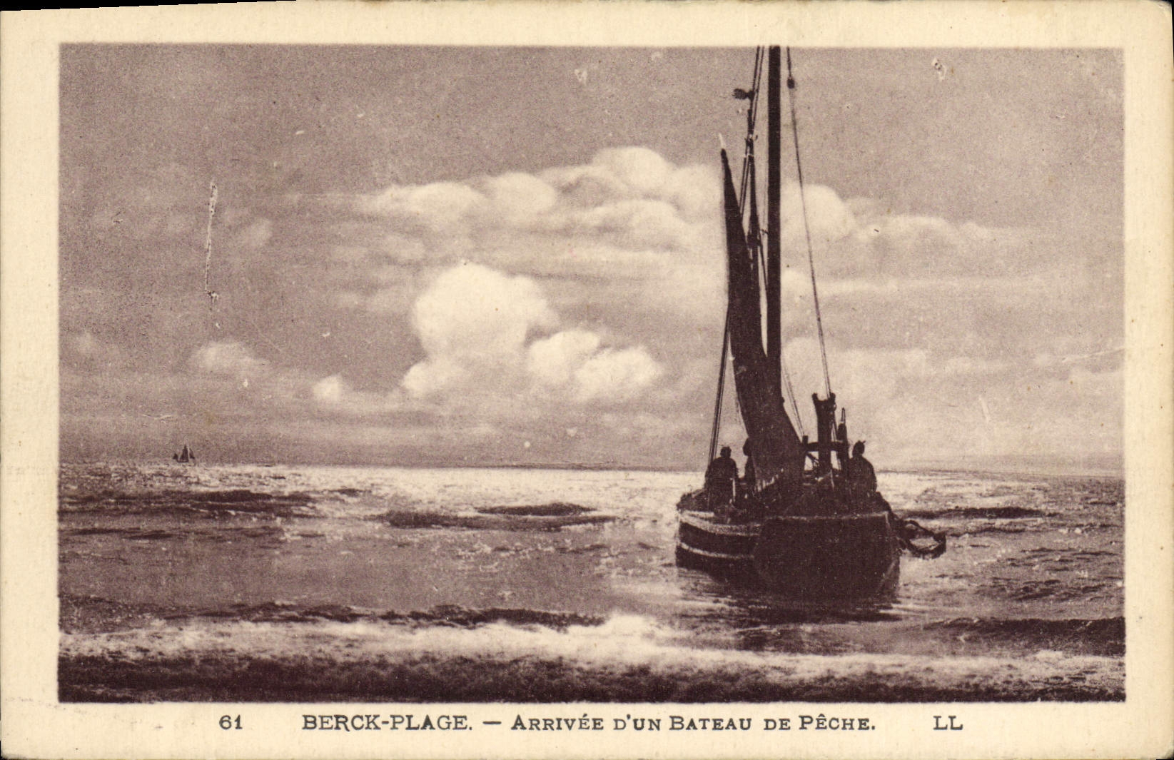 VINTAGE POSTCARD Berck Beach Arrived Of a Fishing Vessel