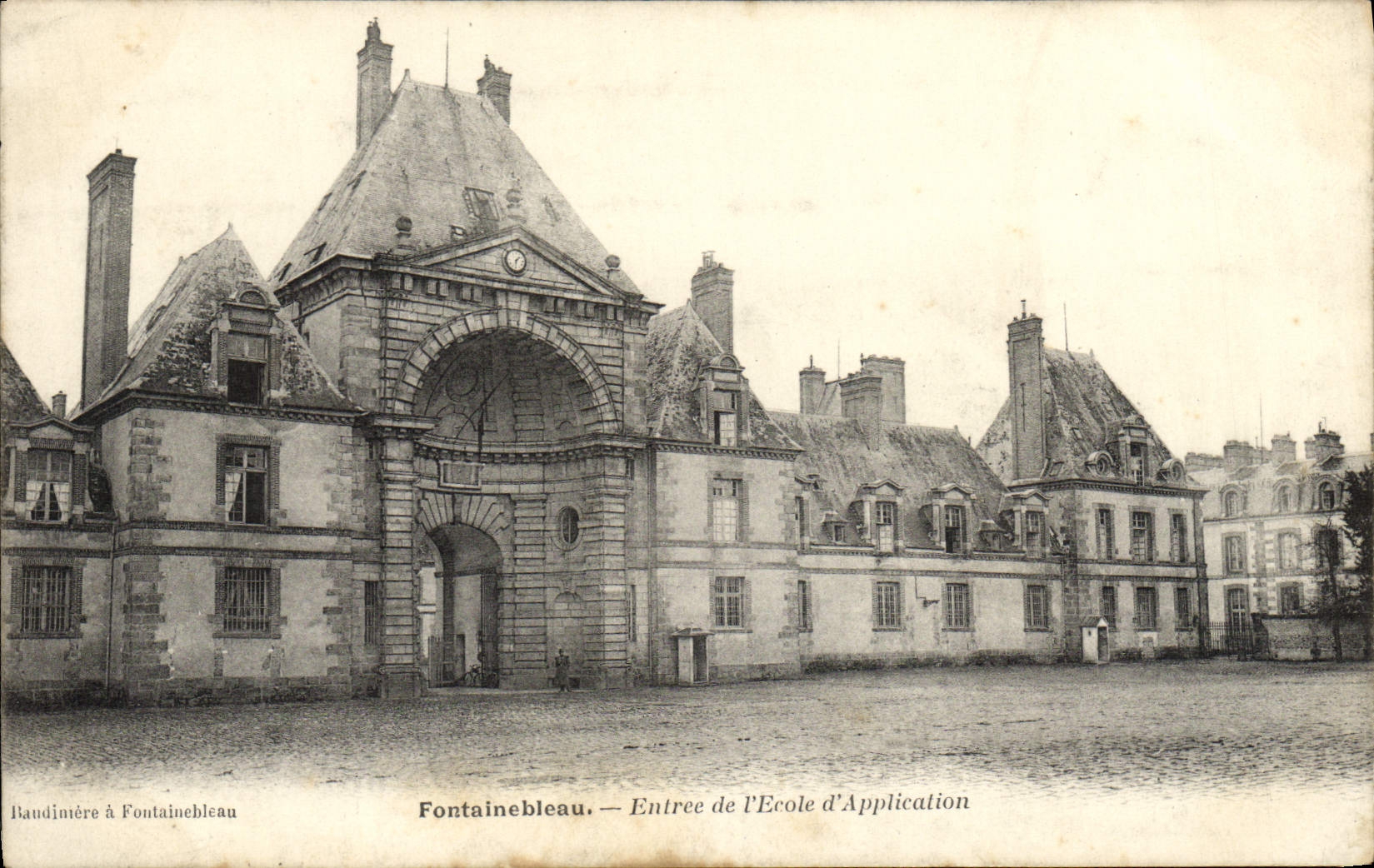 CPA Fontainebleau Entree De l'Ecole d'Application