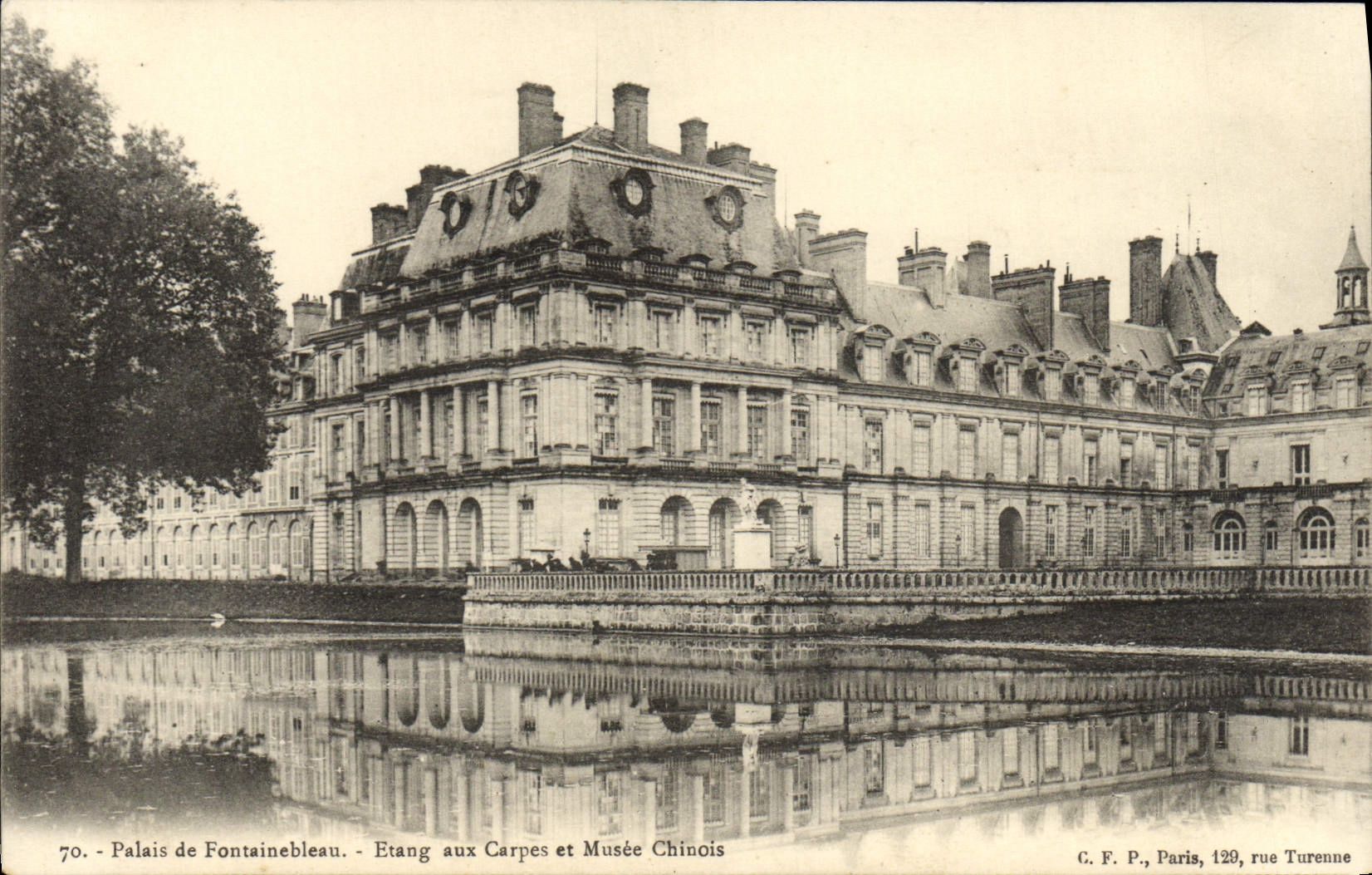 VINTAGE POSTCARD Palate De Chinese Fontainebleau Pond With Carps And Museum
