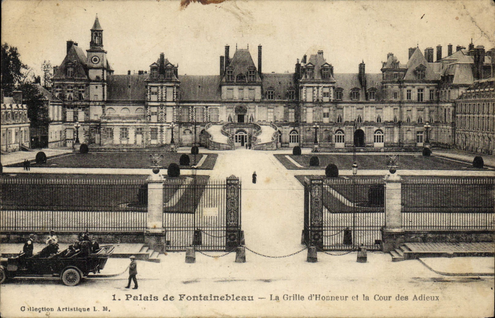 CPA Fontainebleau palais La grille d'honneur et la cour des Adieux