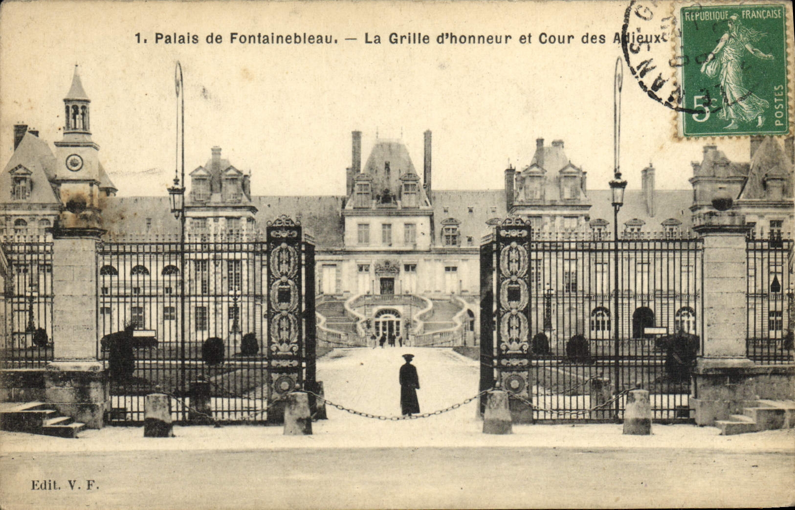 CPA Fontainebleau La Grille D'Honneur et Cour des Adieux