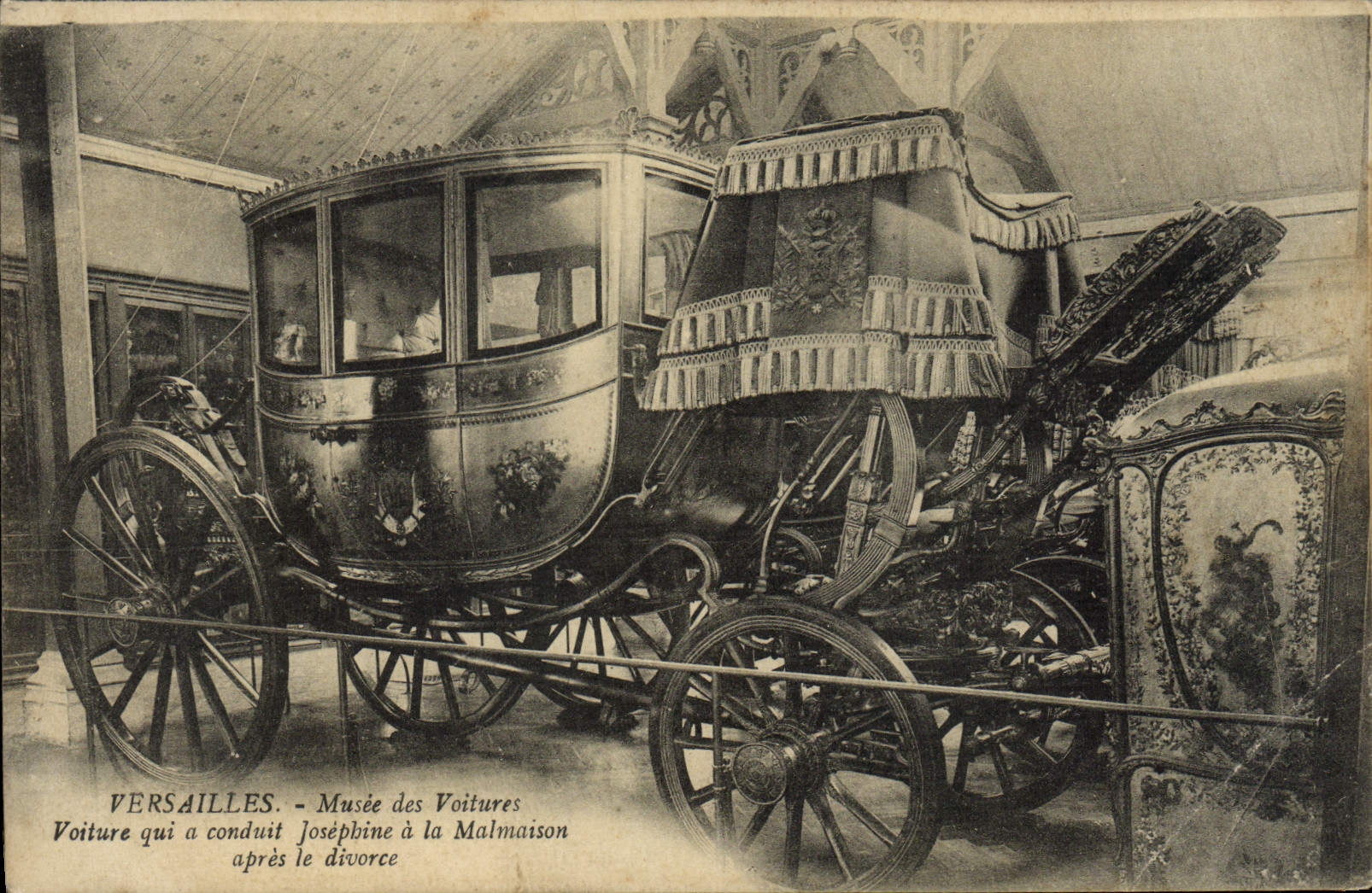 CPA Versailles Musee des Voitures Voiture qui a conduit Josephine a la Malmaison apres le divorce