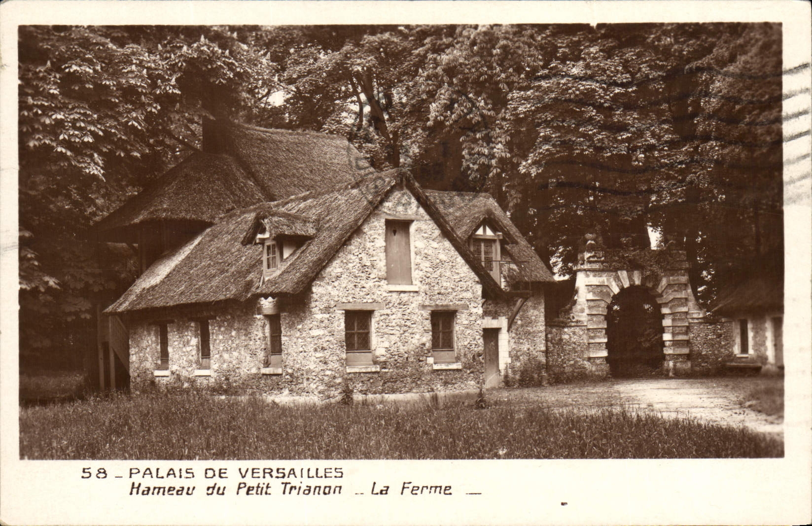CPA Palais De Versailles Hameau du Petit Trianon La Ferme