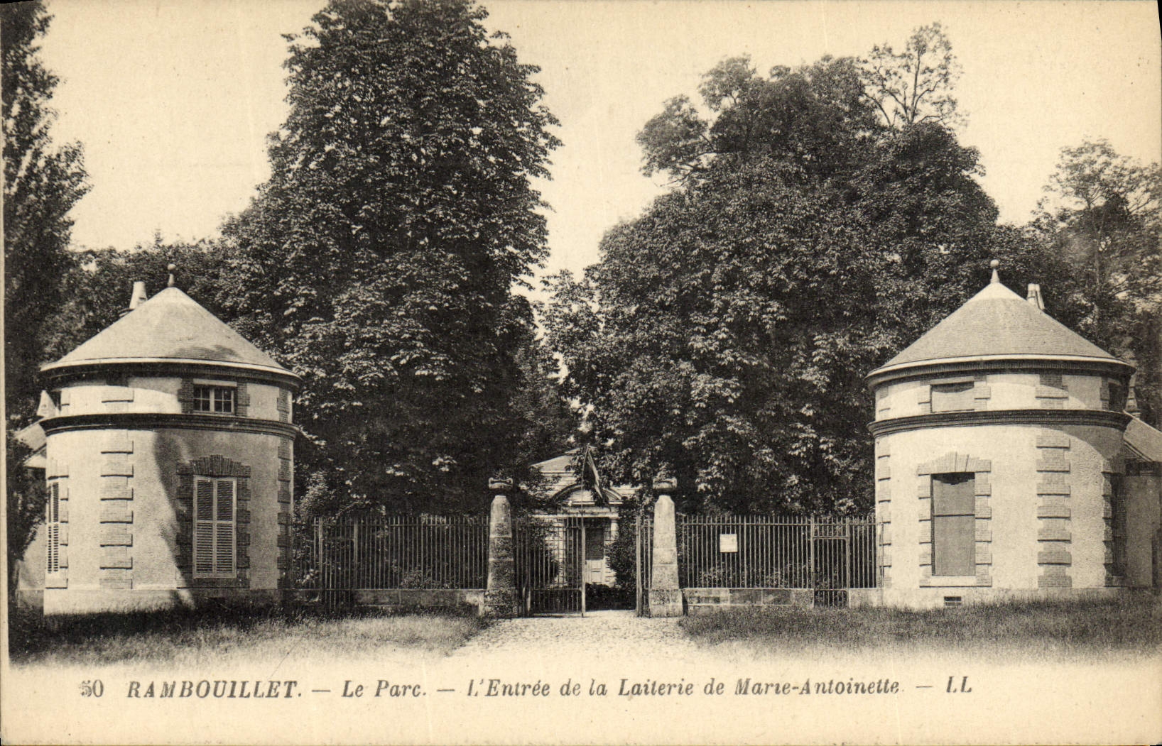 CPA Rambouillet Le Parc L'entree de la Laiterie de Marie Antoinelle