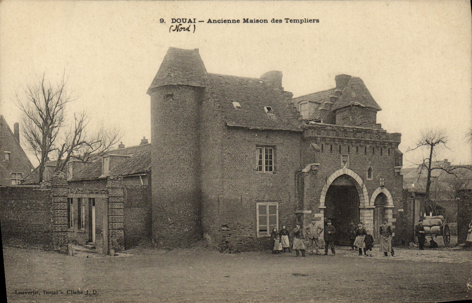 VINTAGE POSTCARD Douai Old House of Templiers (nice shot)