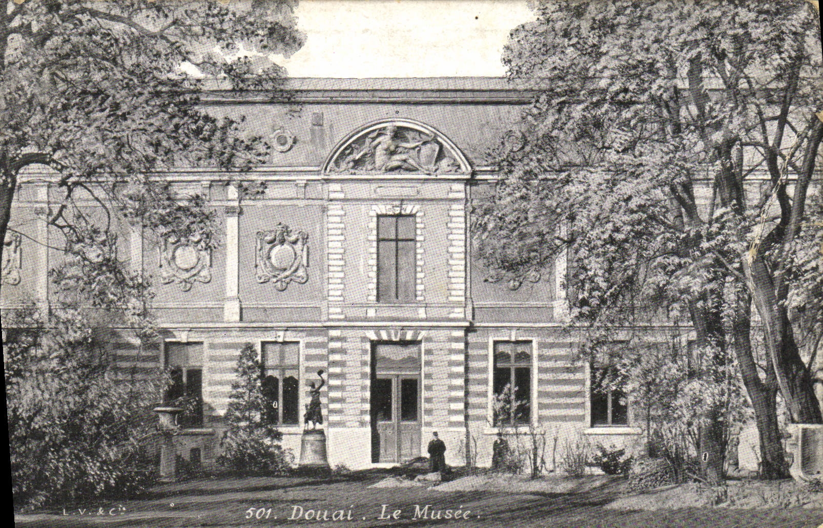 VINTAGE POSTCARD Douai the Museum