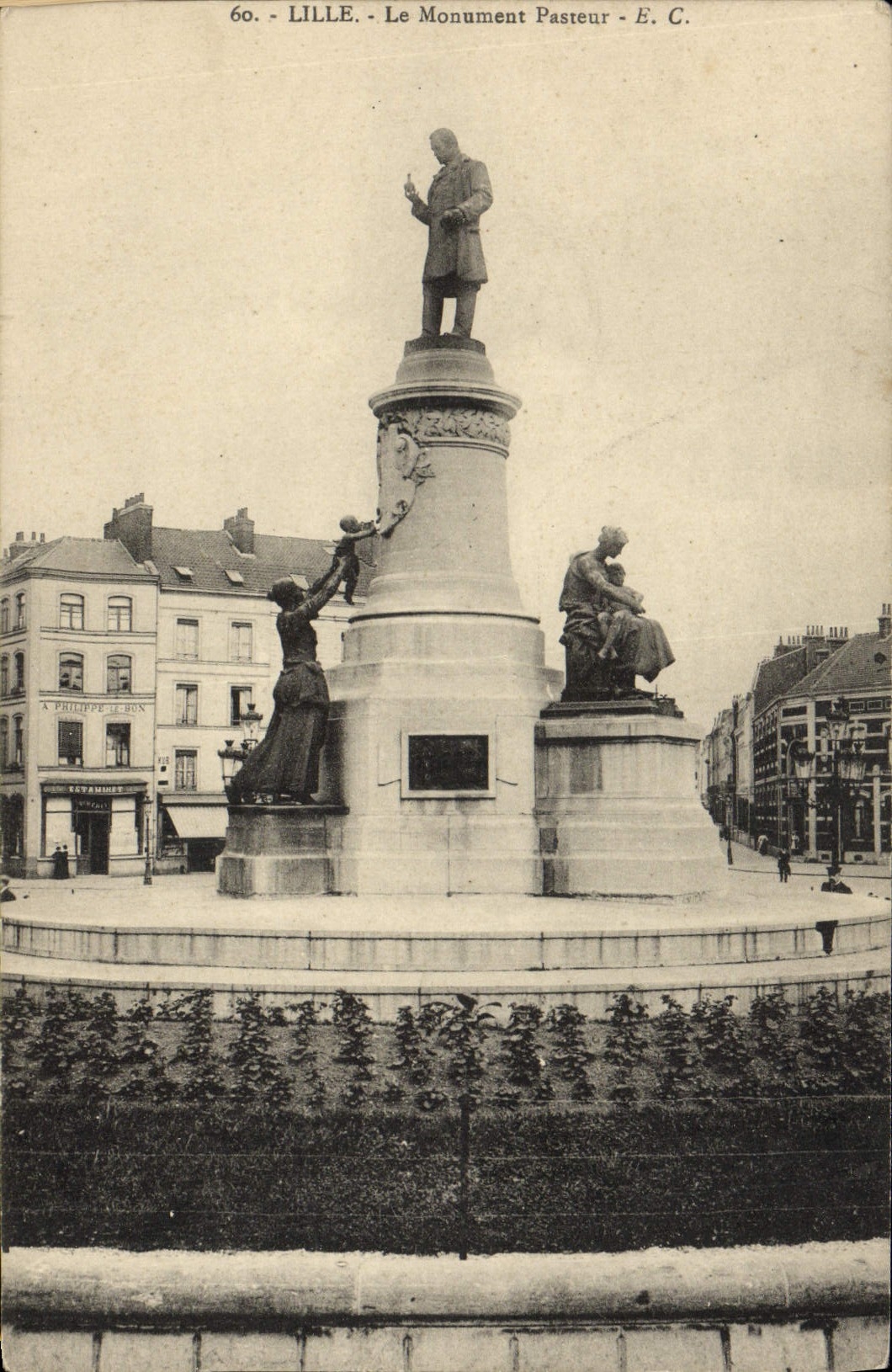 CPA Lille Le Monument de Pasteur