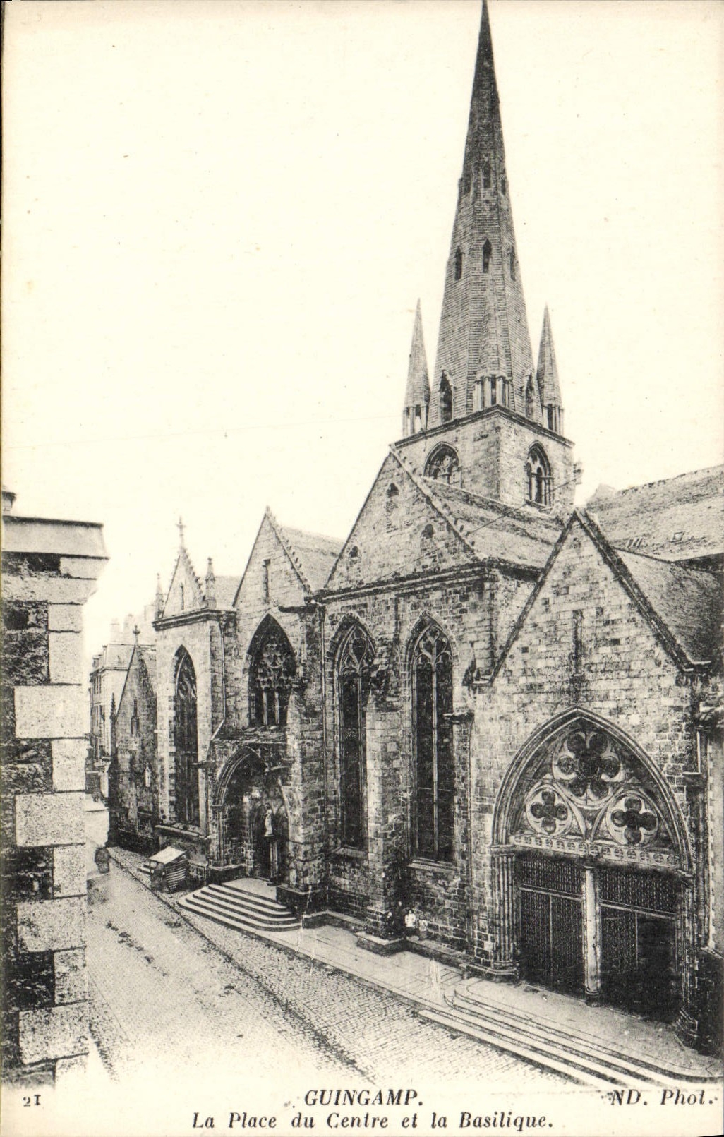 CPA Guingamp La Place du Centre et la Basilique