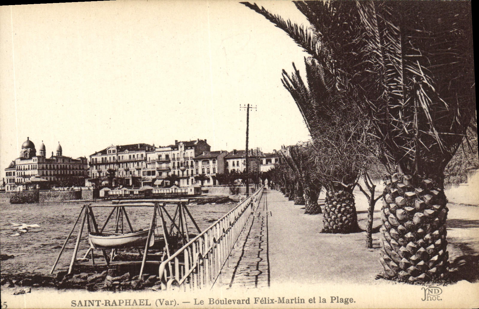 CPA Saint Raphael Le Boulevard Felix Martin et la Plage Bateau