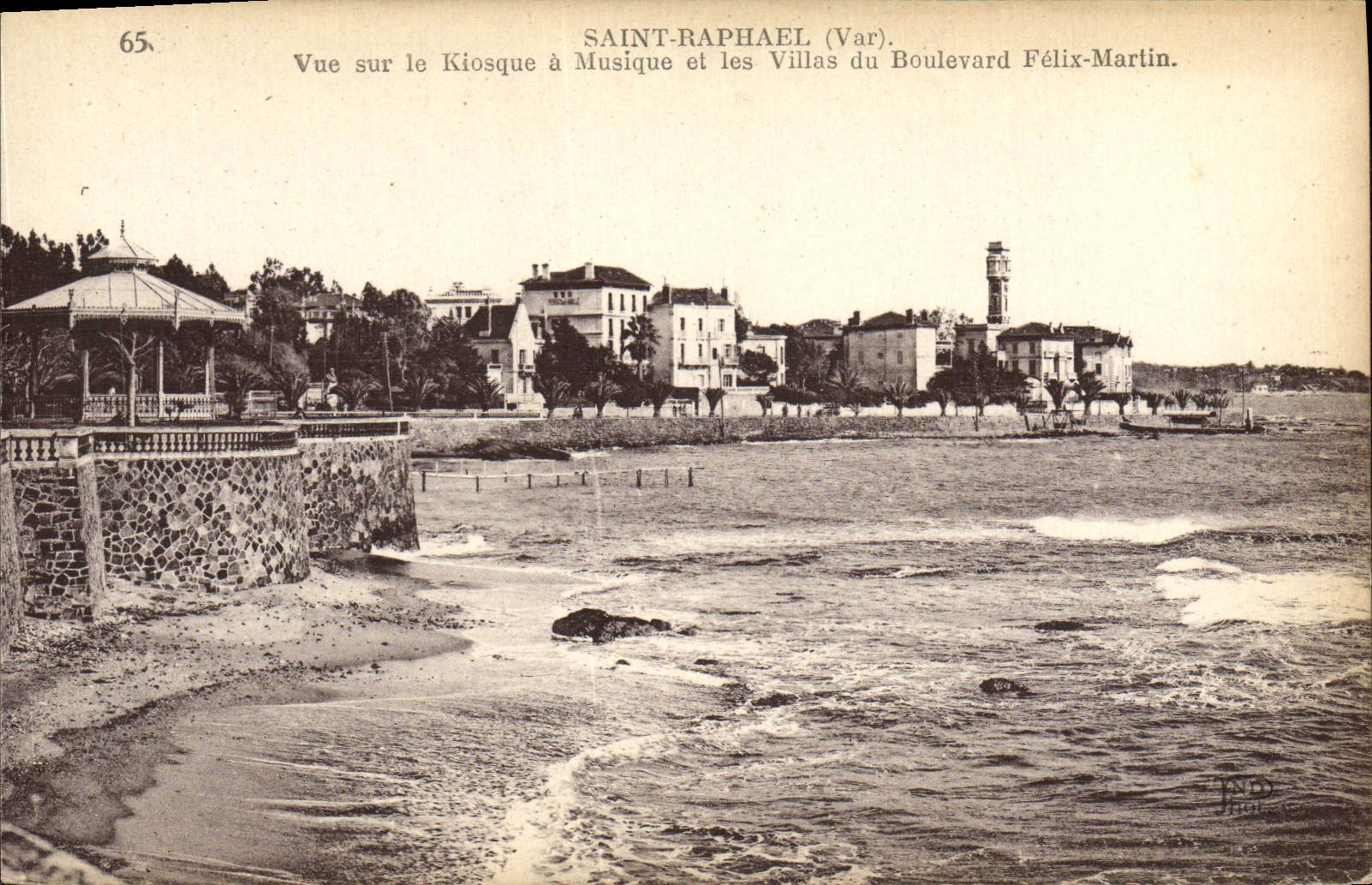 CPA Saint Raphael Vue Sur le Kiosque a Musique et les Villas du boulevard Felix Martin