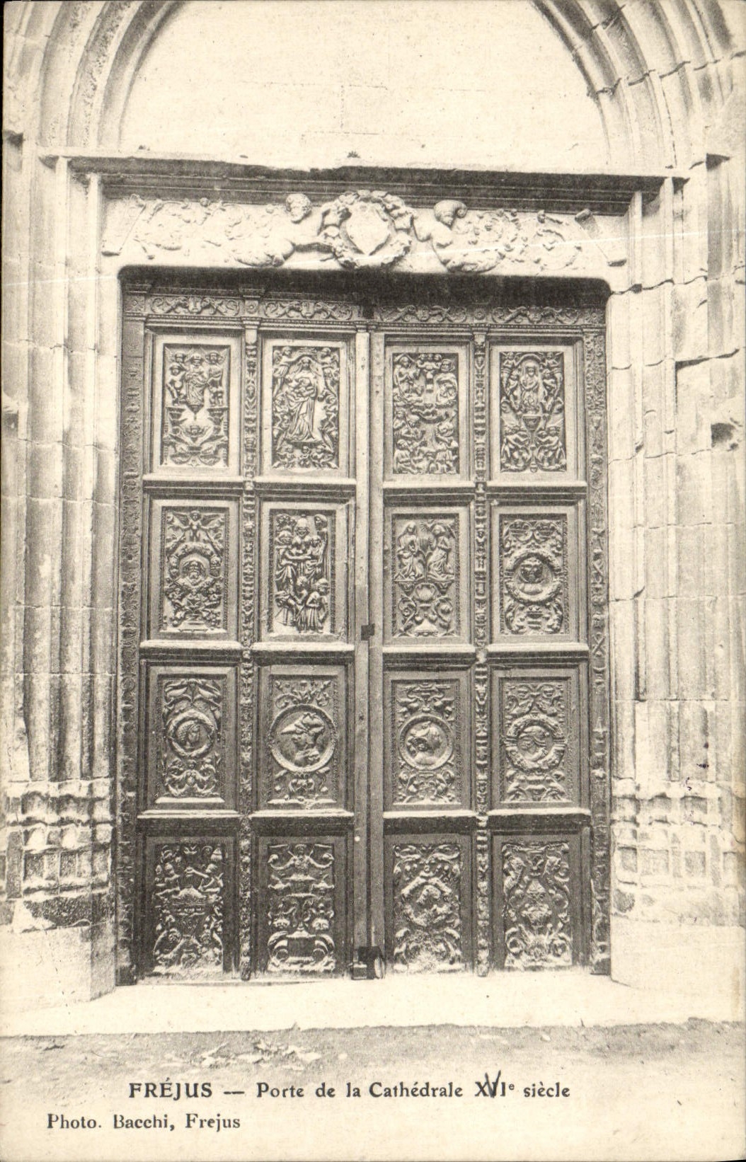 CPA Frejus Porte de la Cathedrale