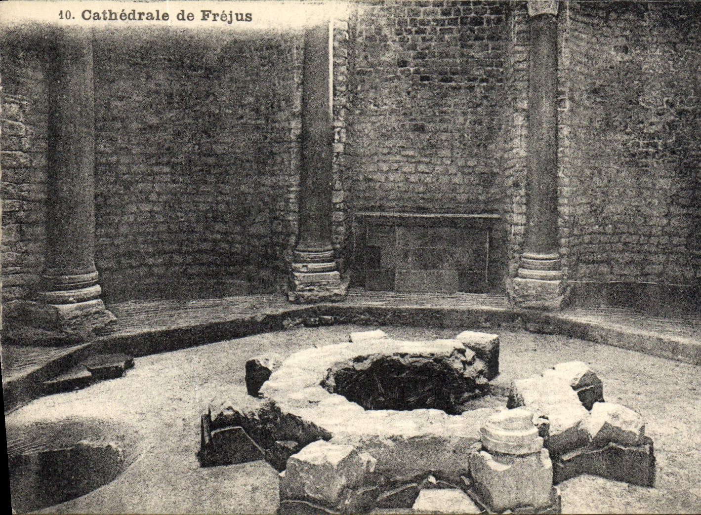 VINTAGE POSTCARD Frejus Cathedral