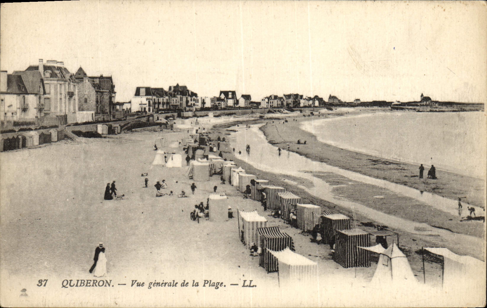 VINTAGE POSTCARD Quiberon View of the Beach
