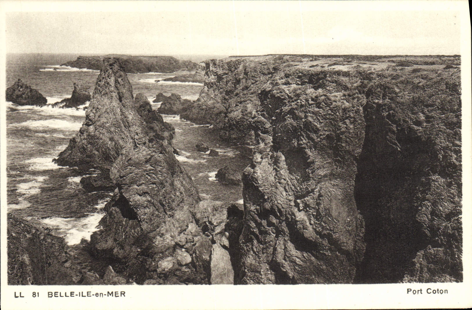 VINTAGE POSTCARD Beautiful Island at sea Port Cotton