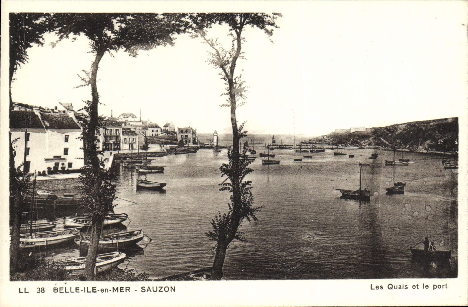 VINTAGE POSTCARD Beautiful Island at sea Sauzon Quays and the Port boats