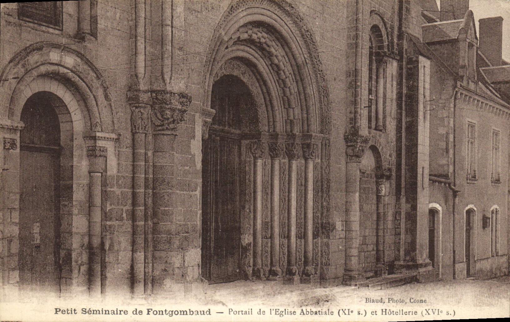 CPA Petit Seminaire De Fontgombaud Portail De l'Eglise Abbatiale et hotellerie