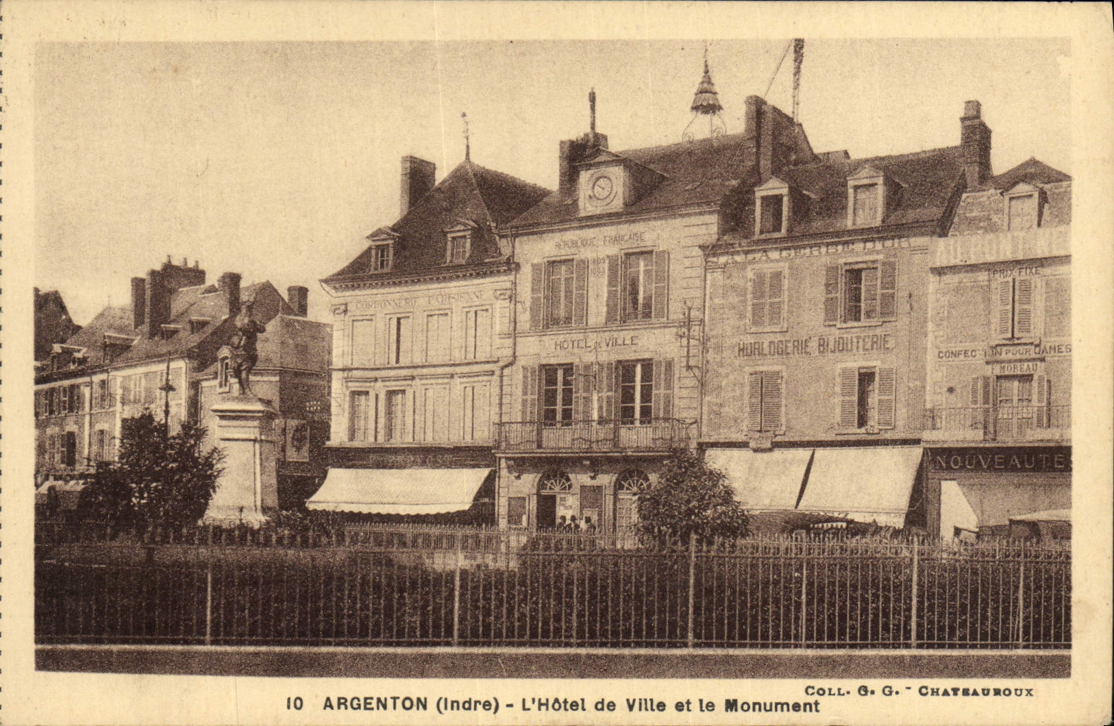 CPA Argenton L'Hotel De Ville Et Le Monument