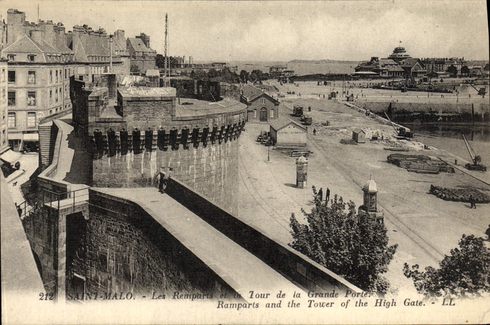 CPA Saint Malo Les Remparts Et Tour De La Grande Porte