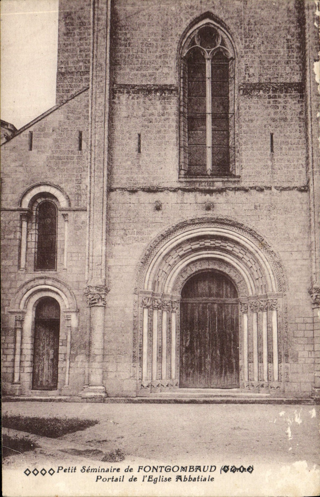CPA Petit Seminaire De Fontgomaud Portail De l'Eglise Abbatiale