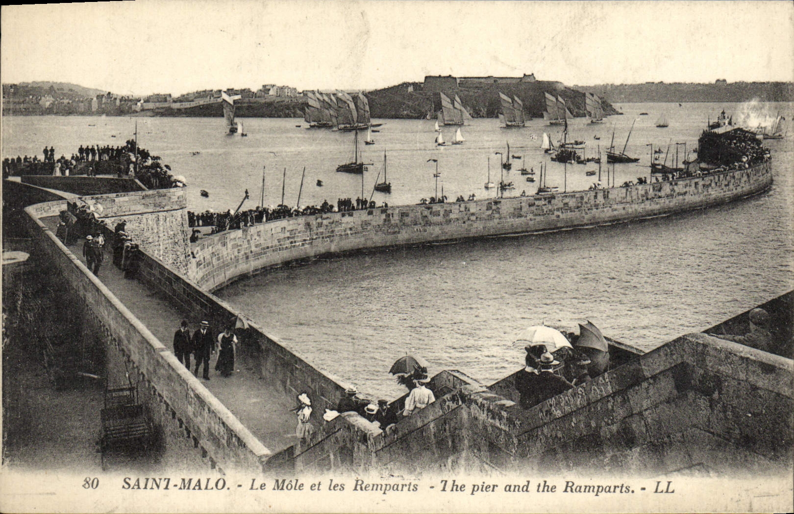 CPA Saint Malo Le Mole Et Les Remparts Bateaux