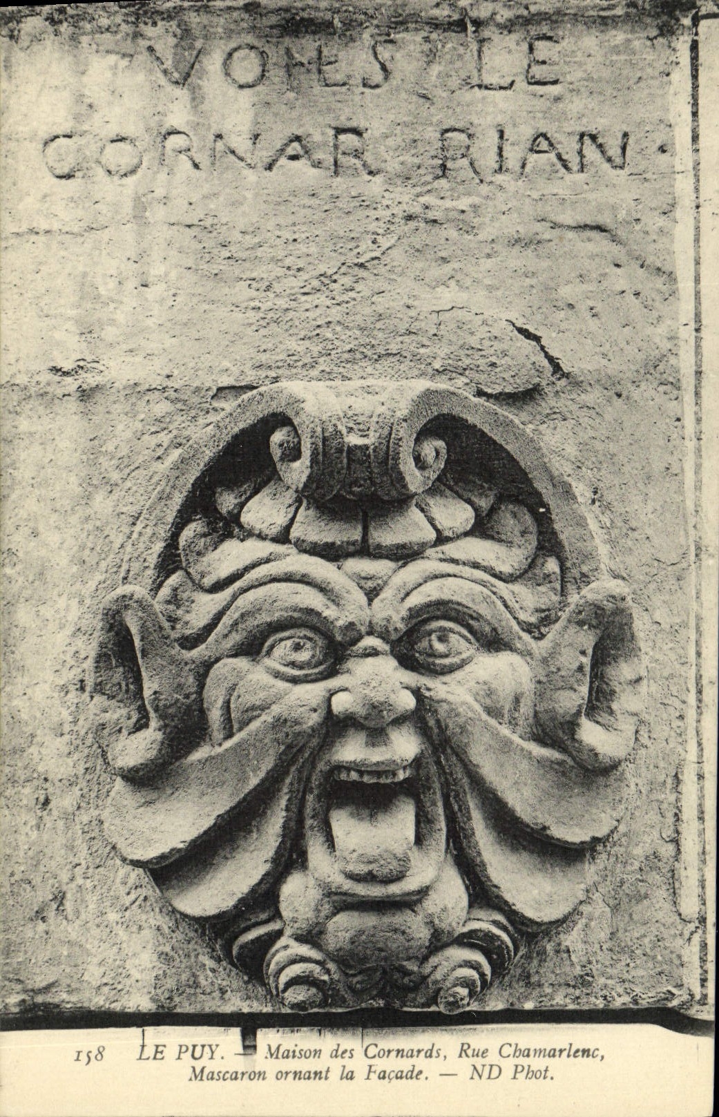 Casa de Puy de la POSTAL de la VENDIMIA de la calle Chamarlenc Mascaron de los cornudos que adorna el ataque frontal