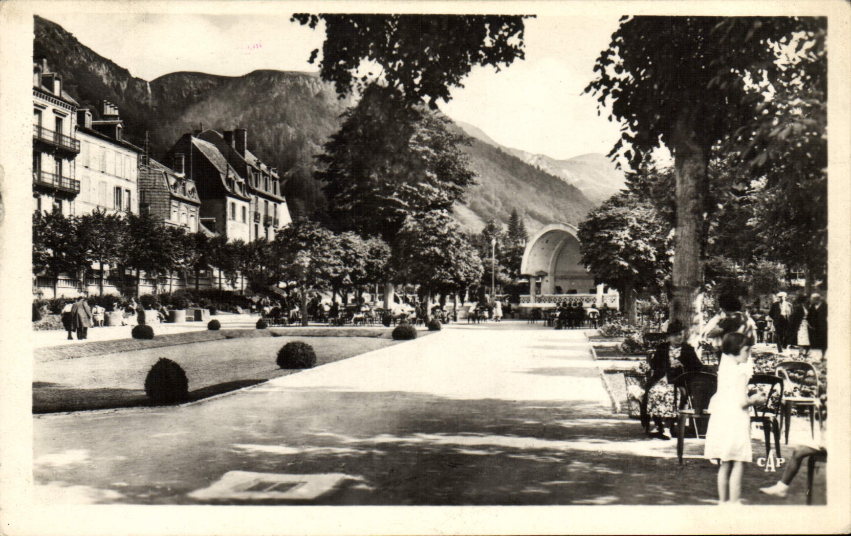 VINTAGE POSTCARD the Mount Gilds the Park Of the Casino