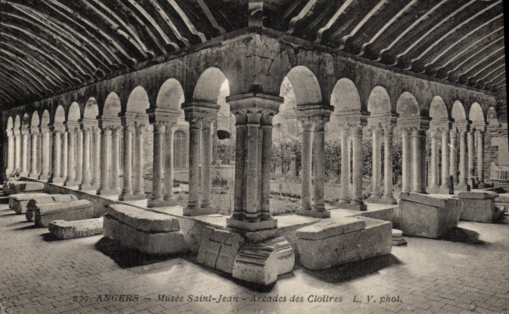 CPA Angers Musee Saint Jean Arcades des cloitres