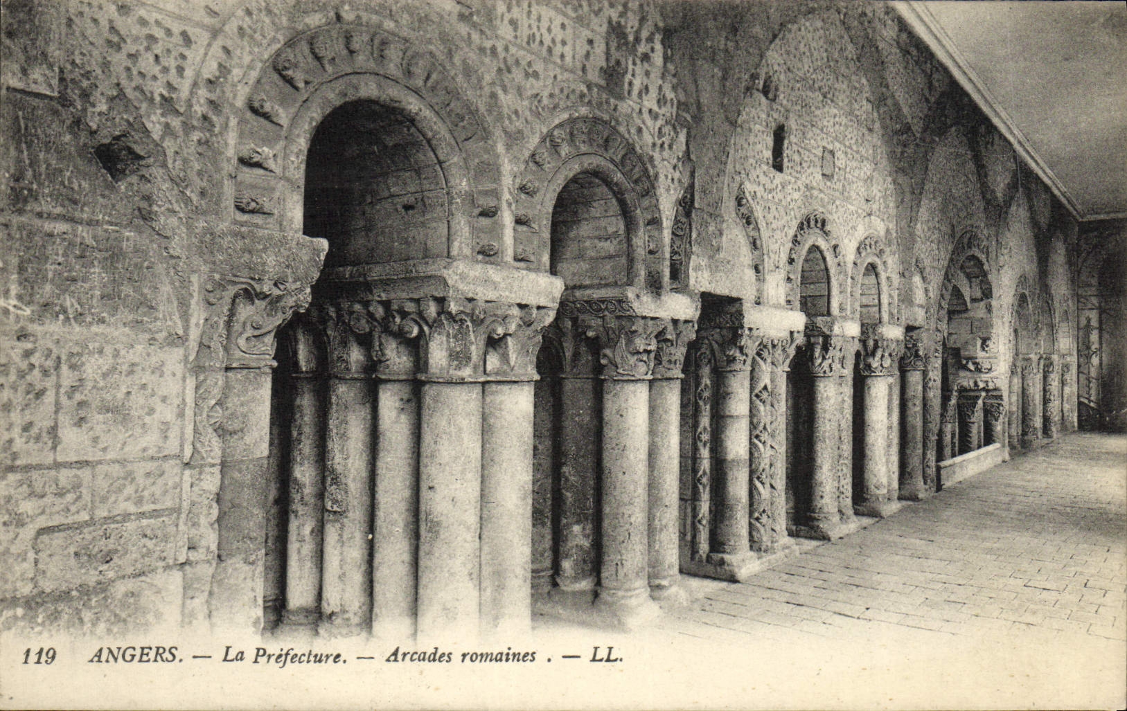 CPA Angers La Prefecture Arcades Romaines