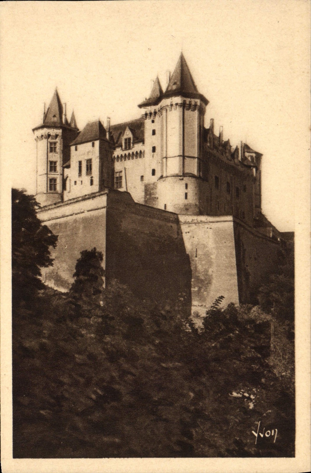 VINTAGE POSTCARD Loire ch4ateau Saumur