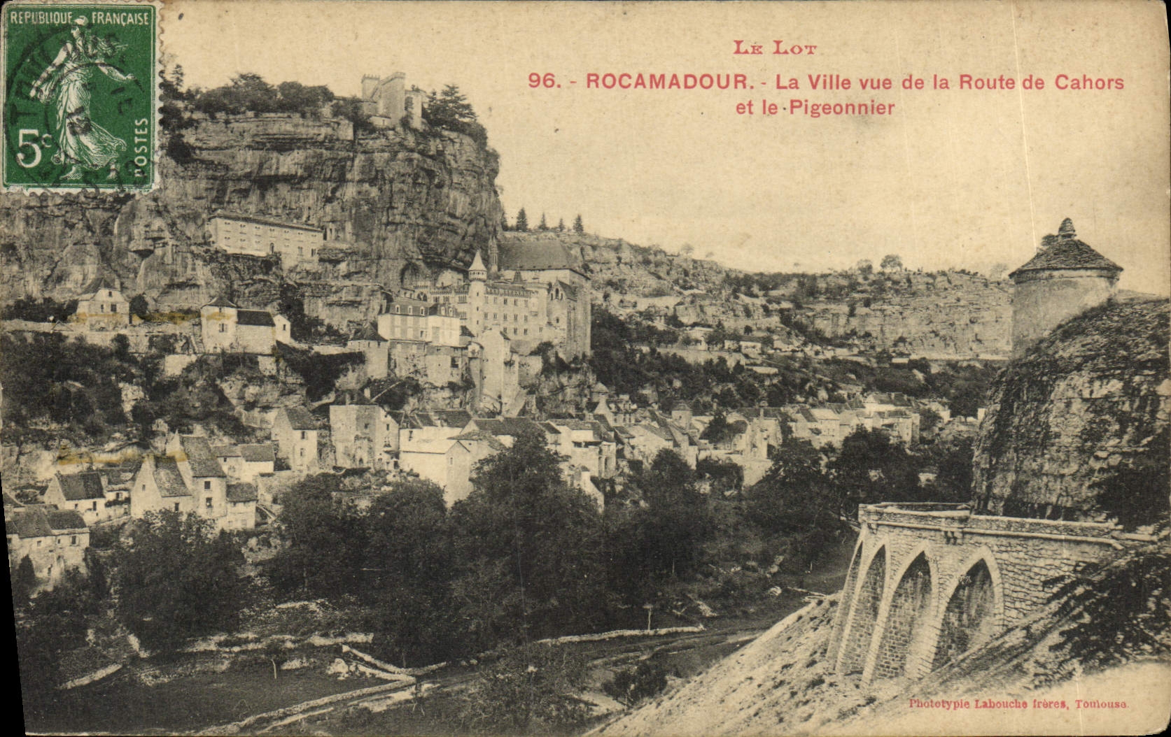 CPA Le Lot Rocamadour La Vi9lle Vue De la Route De Cahors Et Le pigeonnier