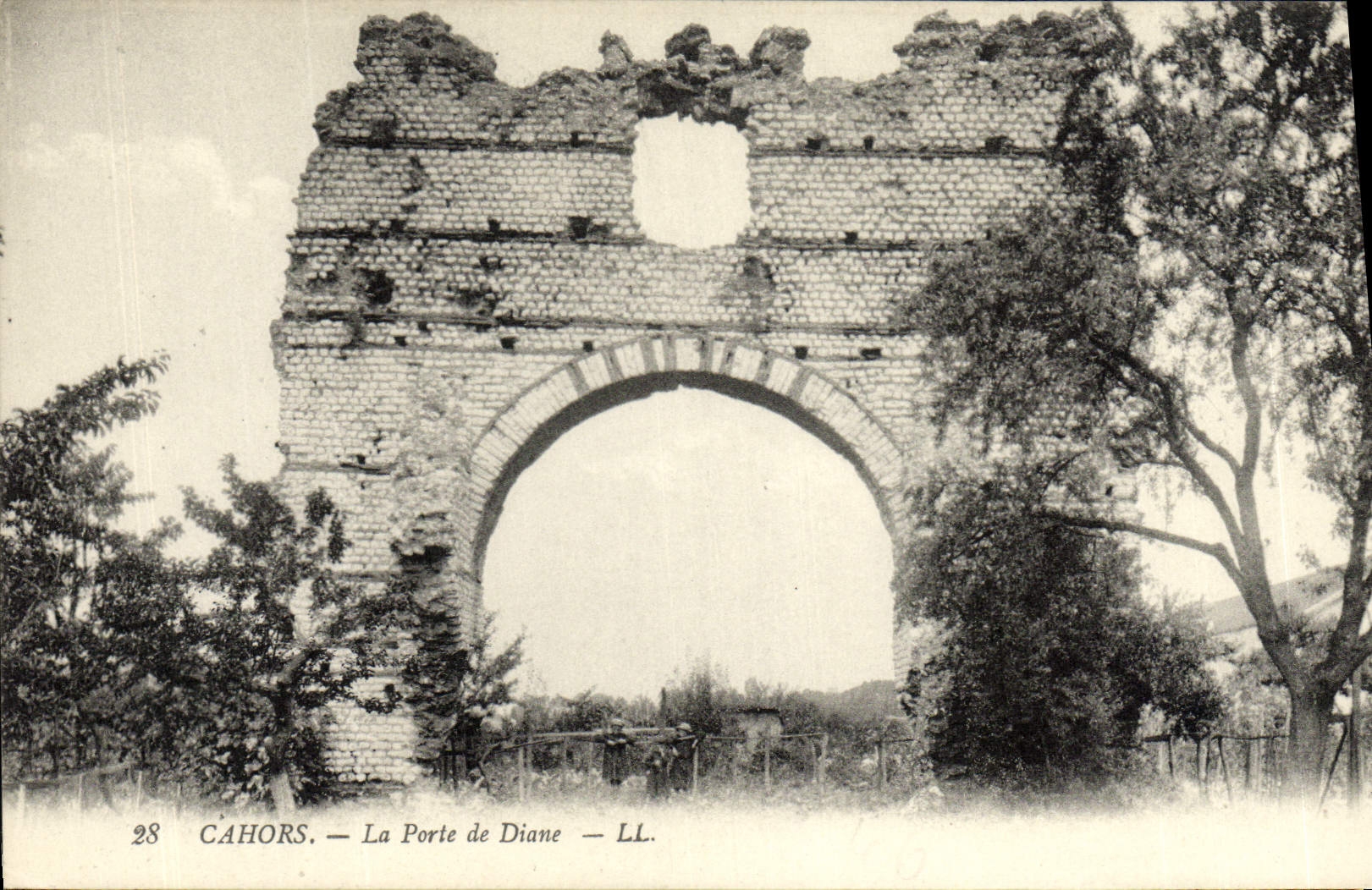 VINTAGE POSTCARD Cahors the Gate Of Diane