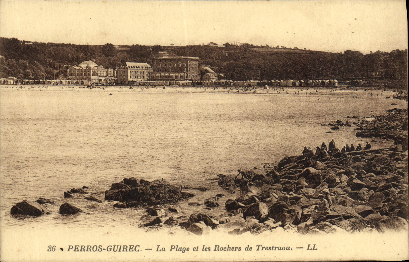 CPA Perros Guirec La Plage Et Les Rochers De Trestraou