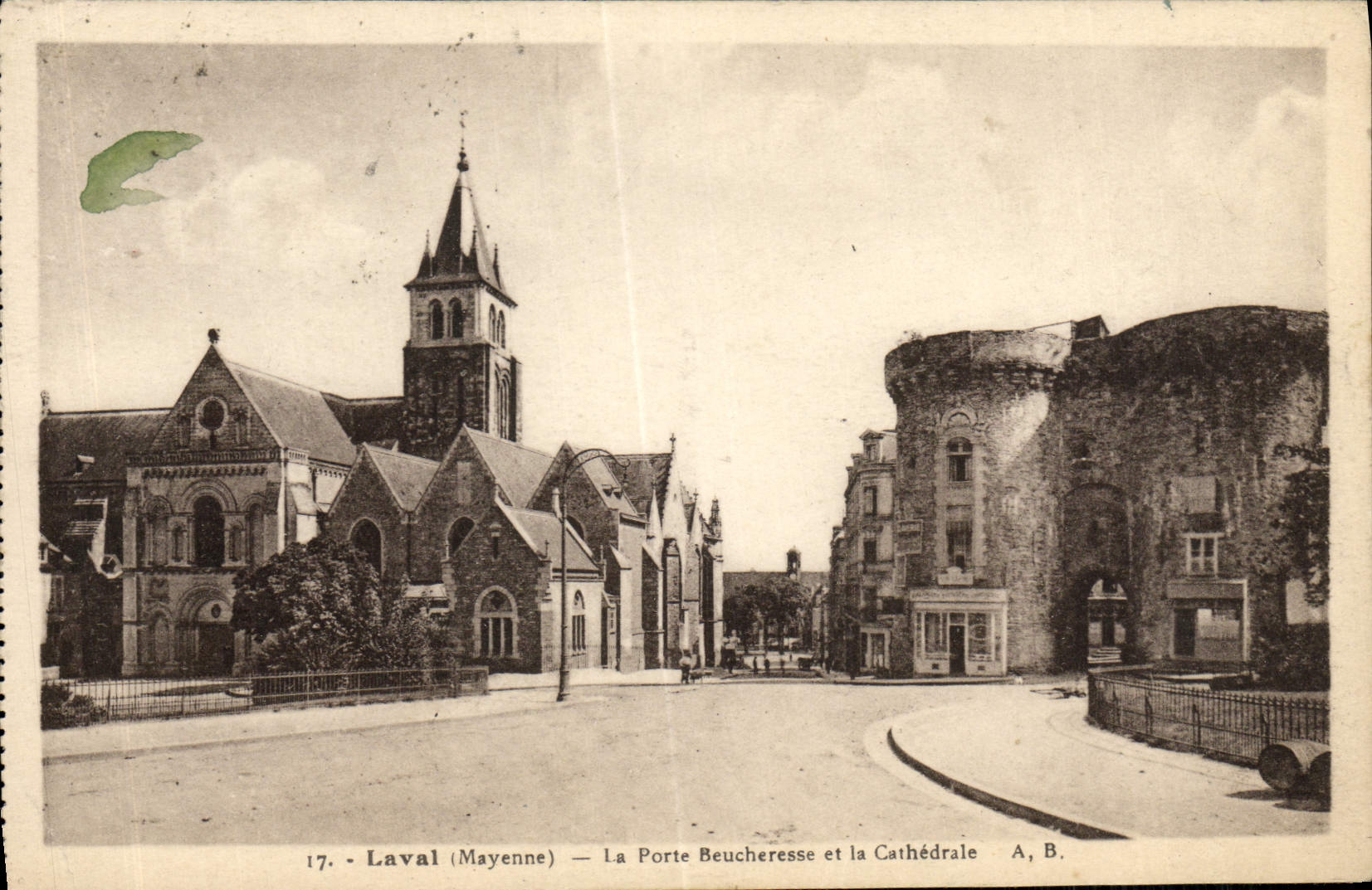 POSTAL Laval de la VENDIMIA la puerta de Beucheresse y la catedral