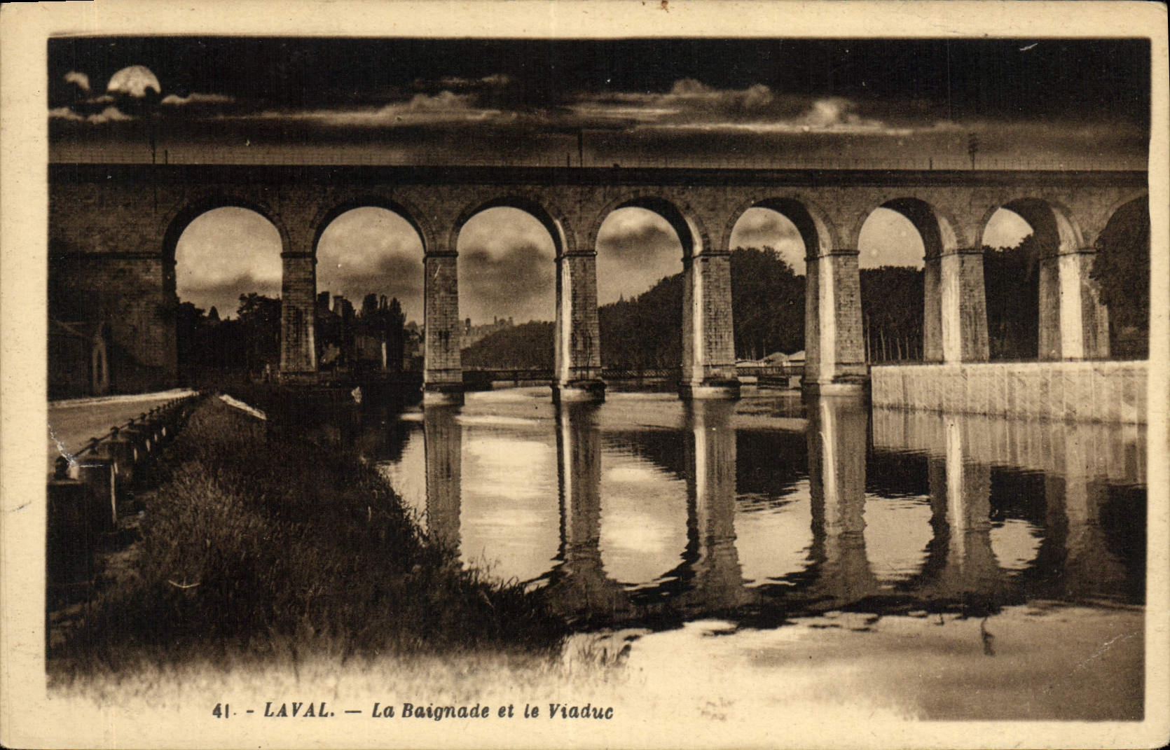 POSTAL Laval de la VENDIMIA el baño y el viaducto