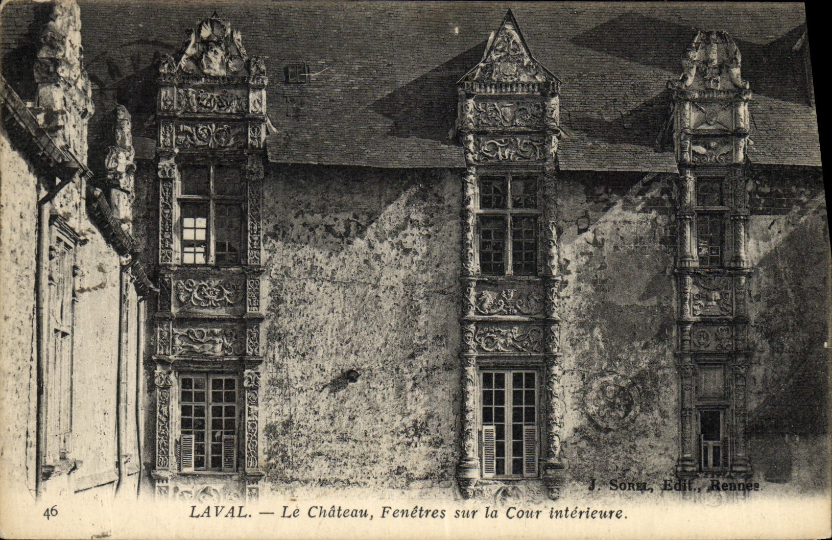 POSTAL Laval de la VENDIMIA el castillo Windows en la corte interior