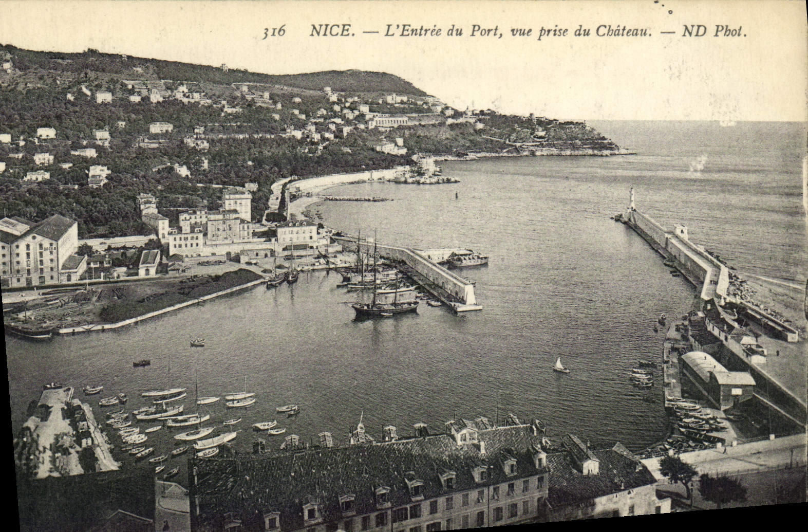 CPA Nice L'Entree Du Port Vue Prise du Chateau Bateaux
