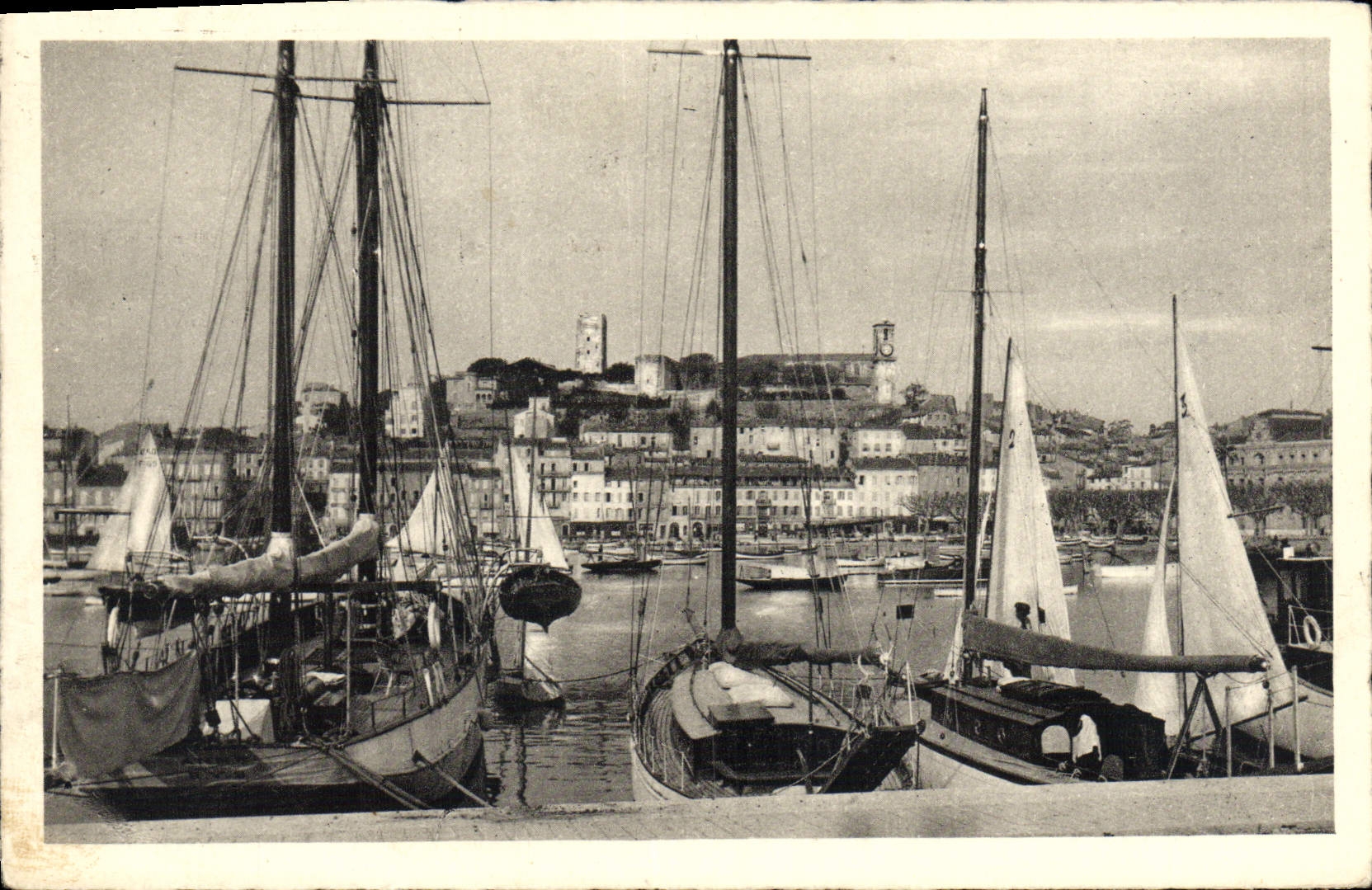 CPA Cannes Le Quai Des Yachts Et Le Mont Chevalier Bateaux