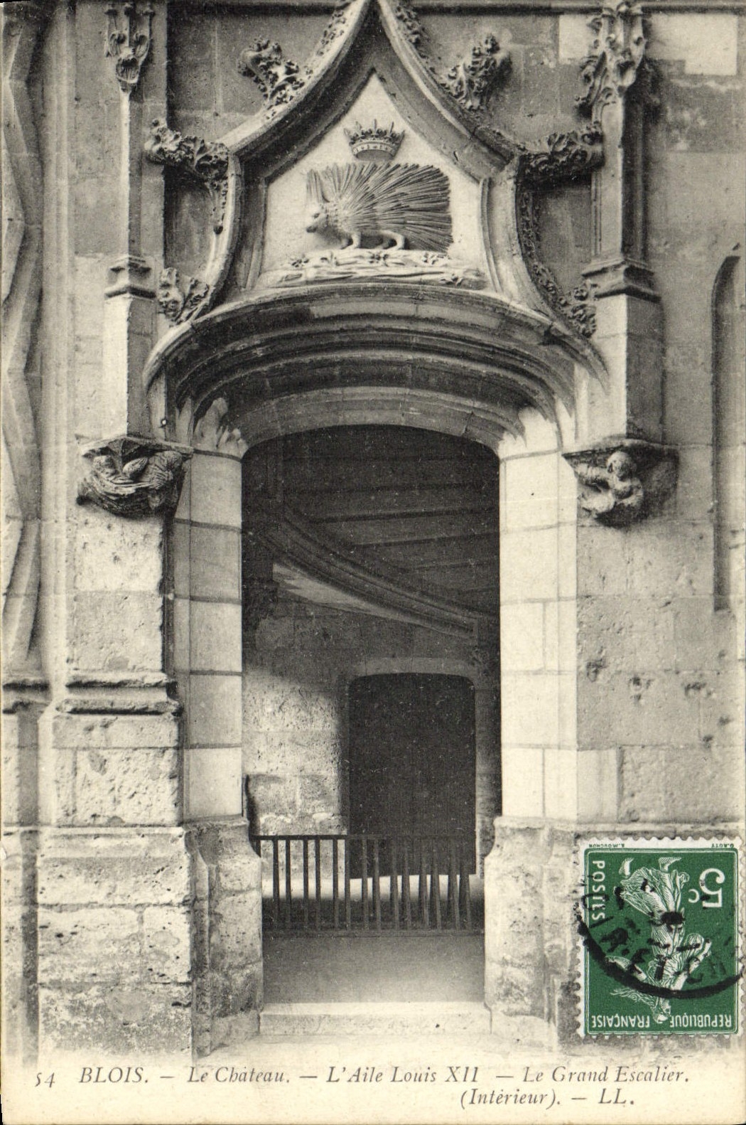 CPA Blois Le chateau L'Aile Louis XII Le grand escalier