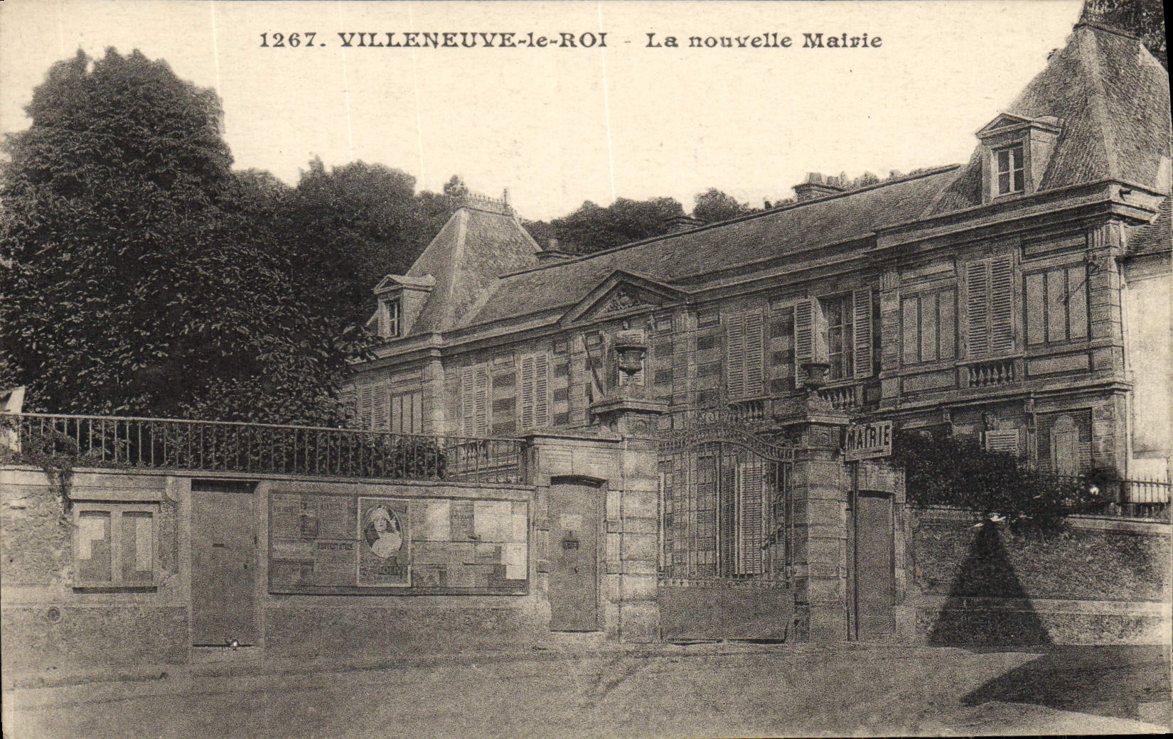 VINTAGE POSTCARD Villeneuve the King the New Town hall