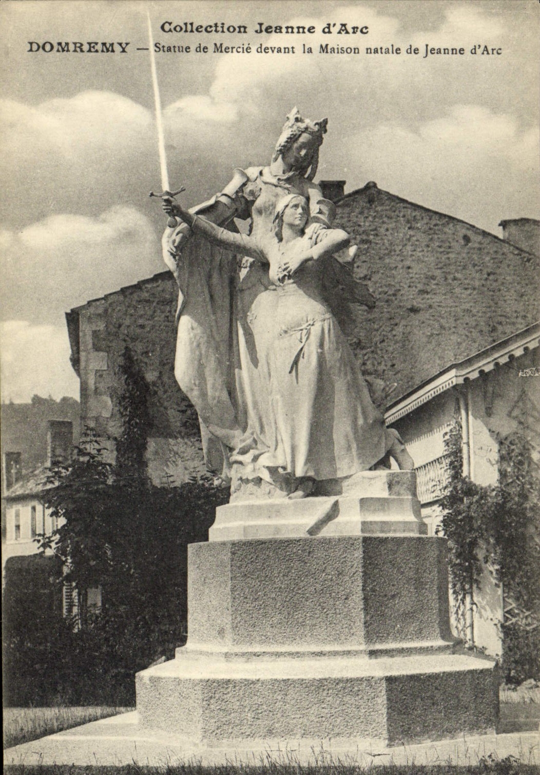 CPA Domremy Statue de Mercie devant la maison de Jeanne d'Arc