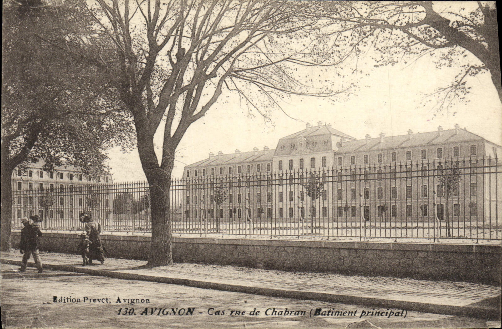La POSTAL Avignon de la VENDIMIA acuartela la calle de Chabran que construye Militari principal