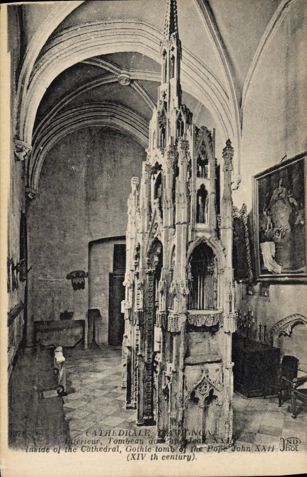 Tumba interior de la catedral de Avignon de la POSTAL de la VENDIMIA del papa Jean XXII